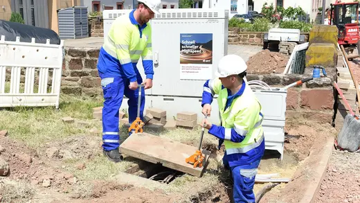 Mitarbeiter öffnen einen Schacht.