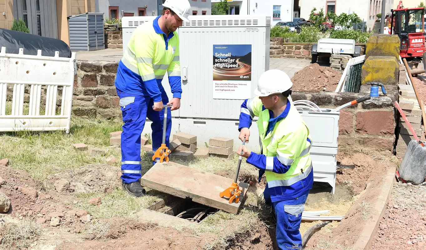 Mitarbeiter öffnen einen Schacht.