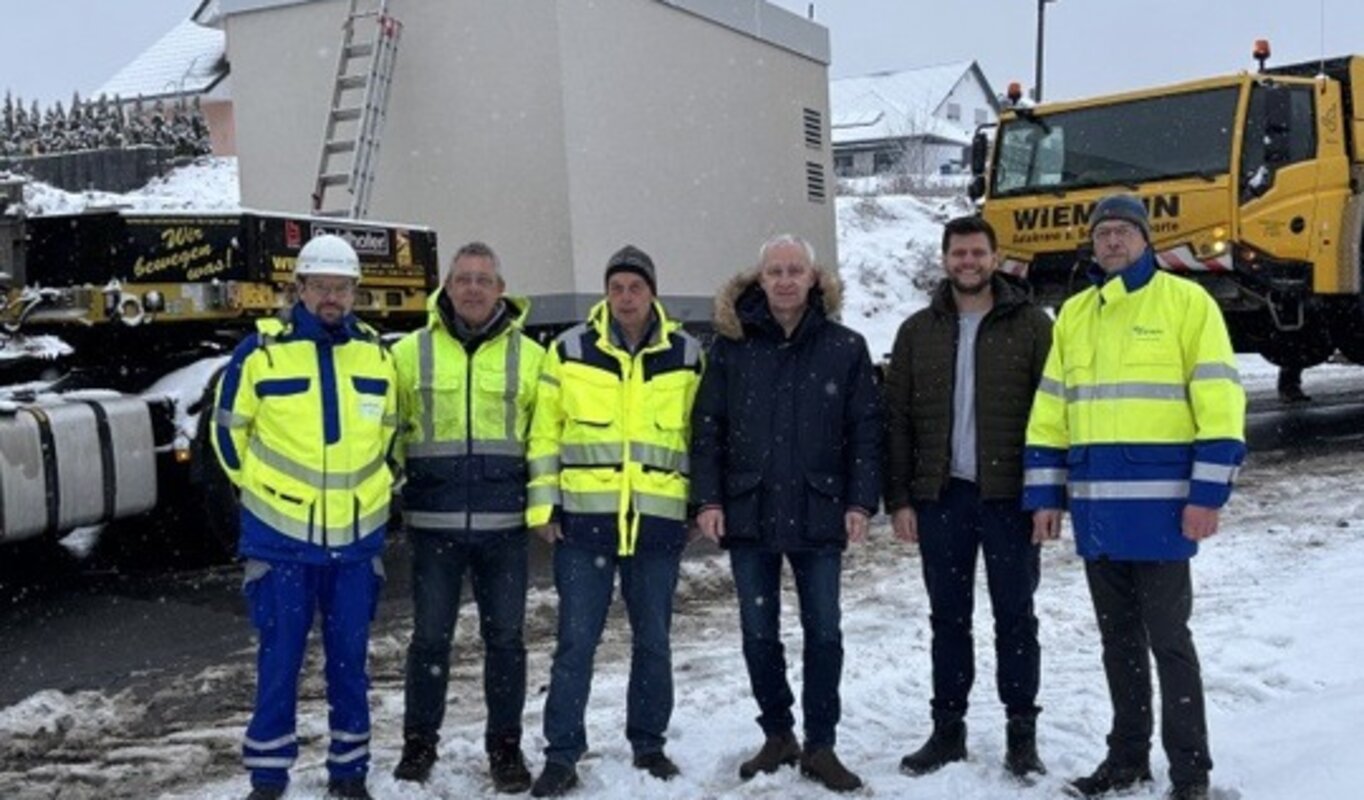 Auf dem Foto sind zu sehen: Tim Gieseler, Projektleiter der Westnetz; Thorsten Schultze, vom Ingenierbüro Jonasson; Jörg Wick, Bauleiter der Fa. Berge Bau; Dirk Terlinden, Bürgermeister von Bad Laasphe; Jonas Leyener, aus dem Kommunalen Partnermanagement Westenergie; Heiko Grebe, Leiter des Regionalmanagements Westconnect.
