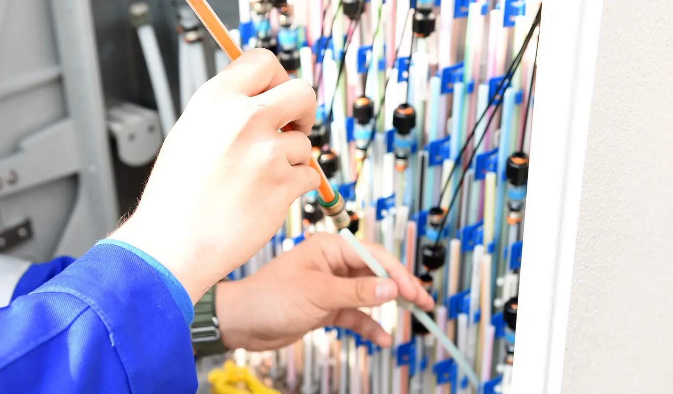 Rohradapter wird an einem Verteilerschrank angebracht.