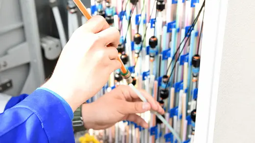 Rohradapter wird an einem Verteilerschrank angebracht.