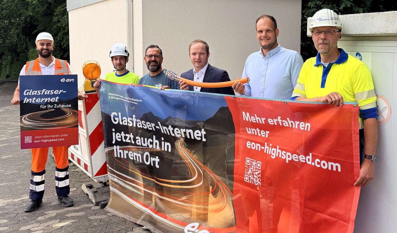 Auf dem Foto sind sechs Personen zusehen, davon Florian Duraku (Geschäftsleiter/Prokurist der Besim Duraku GmbH), Philip Wilk (Ausführungsplaner der Westnetz), Sebastian Marcel Witte (Leiter des Referats für nachhaltige Entwicklung der Stadt Arnsberg), Christopher Hilverling (Erster Beigeordneter der Stadt Arnsberg), Johannes Kobeloer (Kommunalmanager der Westenergie) und Heiko Grebe (Regionalmanager der Westconnect).