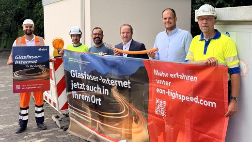 Auf dem Foto sind sechs Personen zusehen, davon Florian Duraku (Geschäftsleiter/Prokurist der Besim Duraku GmbH), Philip Wilk (Ausführungsplaner der Westnetz), Sebastian Marcel Witte (Leiter des Referats für nachhaltige Entwicklung der Stadt Arnsberg), Christopher Hilverling (Erster Beigeordneter der Stadt Arnsberg), Johannes Kobeloer (Kommunalmanager der Westenergie) und Heiko Grebe (Regionalmanager der Westconnect).