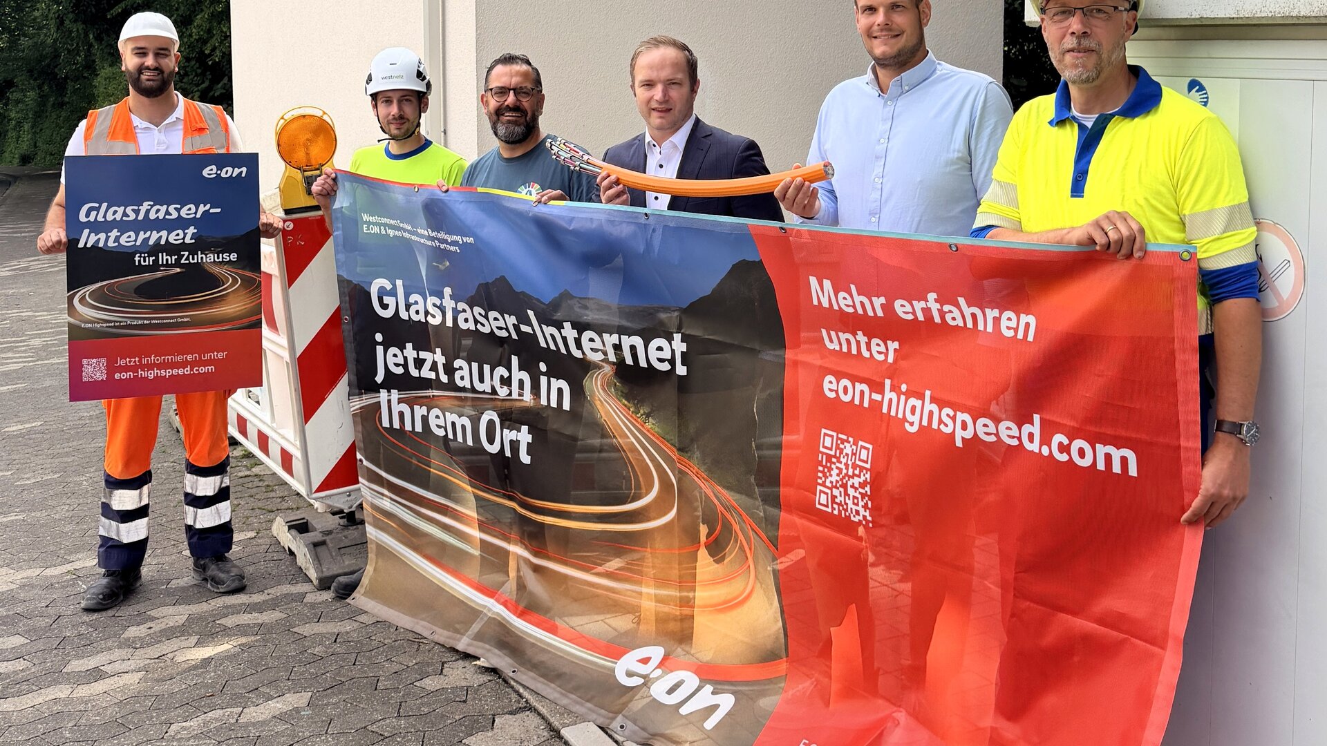 Auf dem Foto sind sechs Personen zusehen, davon Florian Duraku (Geschäftsleiter/Prokurist der Besim Duraku GmbH), Philip Wilk (Ausführungsplaner der Westnetz), Sebastian Marcel Witte (Leiter des Referats für nachhaltige Entwicklung der Stadt Arnsberg), Christopher Hilverling (Erster Beigeordneter der Stadt Arnsberg), Johannes Kobeloer (Kommunalmanager der Westenergie) und Heiko Grebe (Regionalmanager der Westconnect).