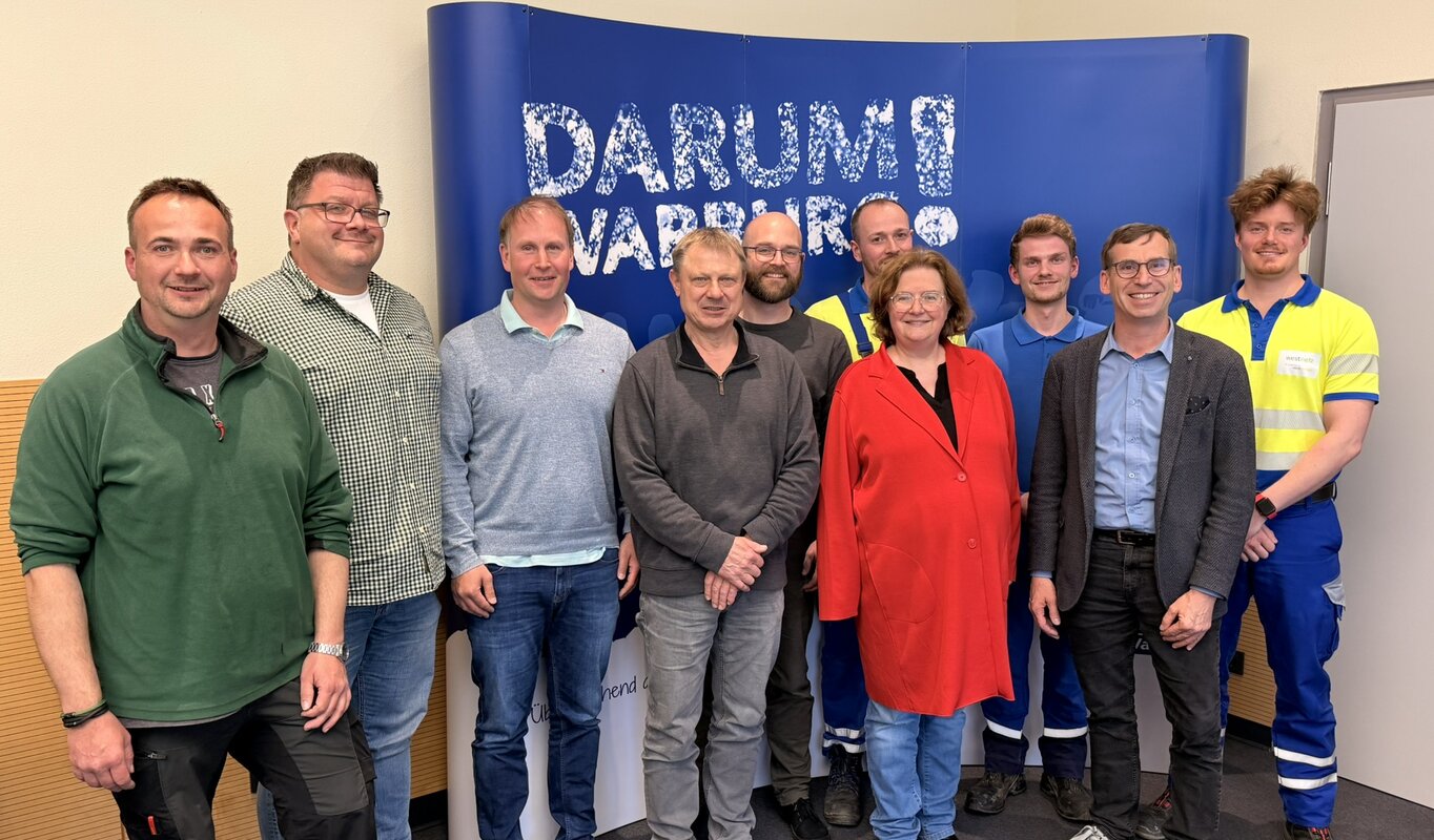 Auf dem Foto sind zehn Personen, darunter Ortsvorsteher, Koordinatoren und Mitarbeiter der Westconnect, zu sehen.