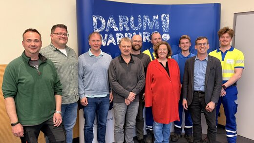 Auf dem Foto sind zehn Personen, darunter Ortsvorsteher, Koordinatoren und Mitarbeiter der Westconnect, zu sehen.