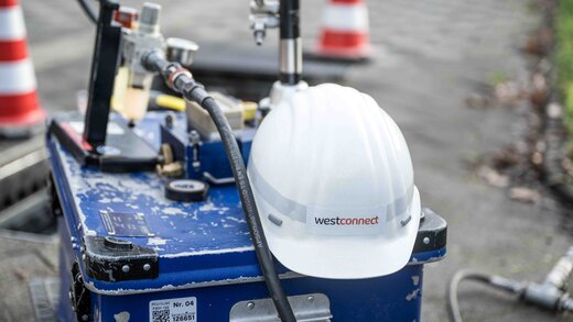 Hier ist ein Einblas-/Einjet-Gerät dargestellt.