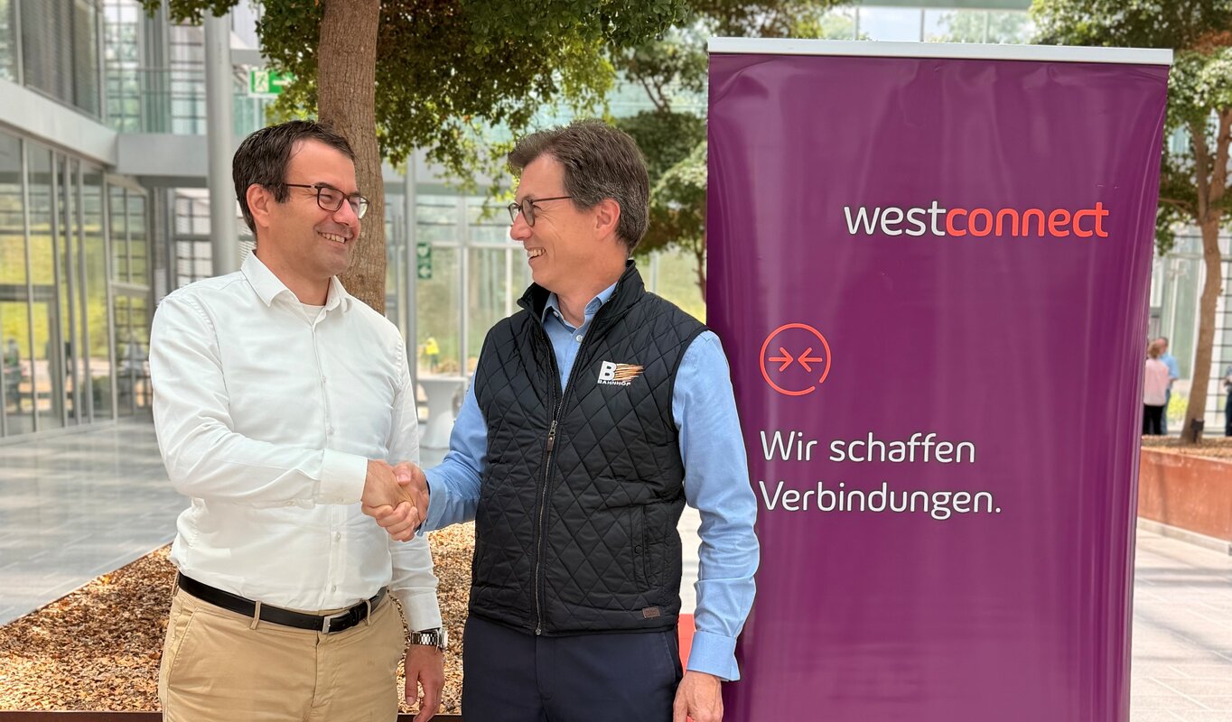 Robin Weiand, Geschäftsführer der Westconnect GmbH, und Philipp Riederer, CEO der Bahnhof Nätverk GmbH, sind auf dem Foto zusehen.