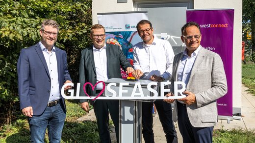 Auf dem Foto sind vier Personen zu sehen, darunter Oliver Zurnieden (Wirtschaftsförderung Stadt Bottrop), Matthias Buschfeld (Oberbürgermeister Stadt Bottrop), Robin Weiand (Geschäftsführer Westconnect) und Thomas Dettenberg (Geschäftsführer GELSEN-NET).