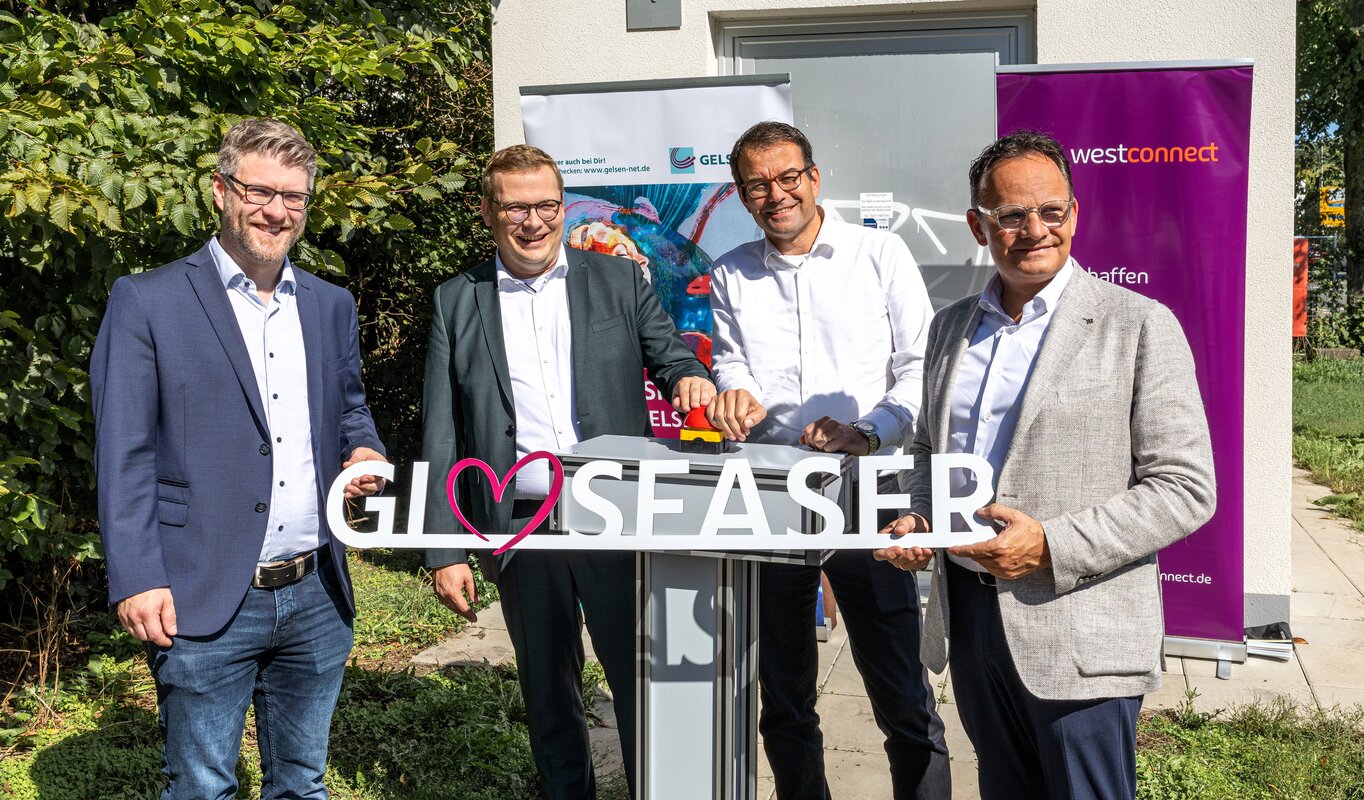 Auf dem Foto sind vier Personen zu sehen, darunter Oliver Zurnieden (Wirtschaftsförderung Stadt Bottrop), Matthias Buschfeld (Oberbürgermeister Stadt Bottrop), Robin Weiand (Geschäftsführer Westconnect) und Thomas Dettenberg (Geschäftsführer GELSEN-NET).