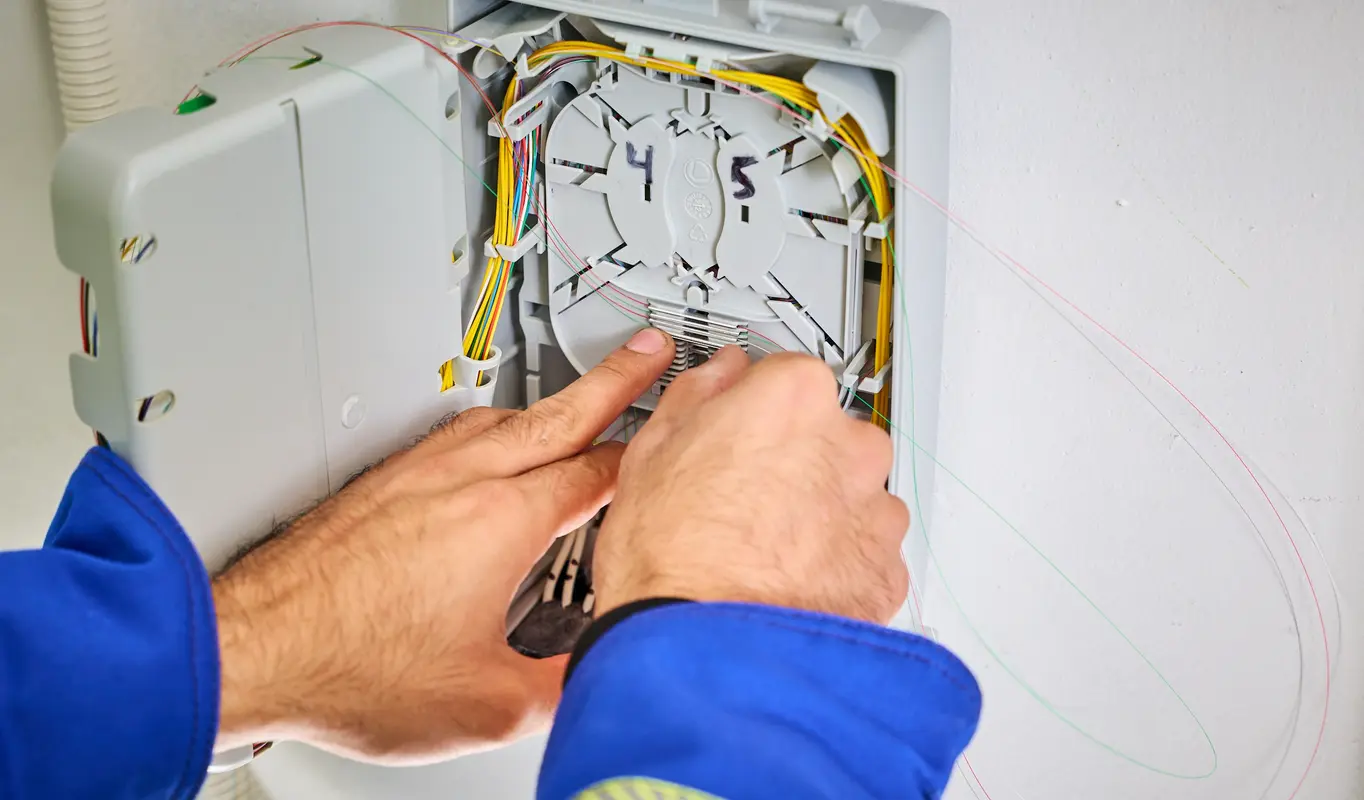 Hände am Hausanschluss