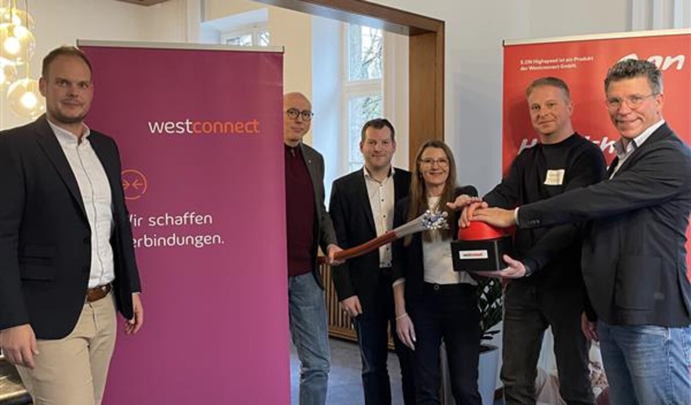 Auf dem Foto sind sechs Personen zu sehen. 