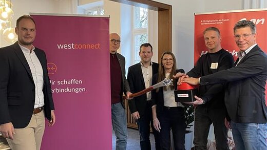 Auf dem Foto sind sechs Personen zu sehen. 