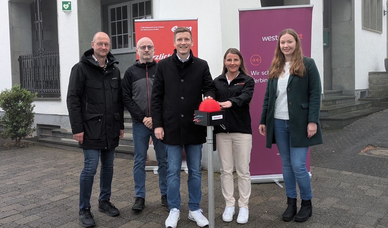 Auf dem Foto sind fünf Personen zu sehen, darunter Dirk Risse (Wirtschaftsförderung), Christian Röttger (Projektleitung Westnetz), Max Spinnrath (Bürgermeister), Sandra Etterichretz (Managerin Regionale Kooperation Westconnect) und Kirsten Renate Hackmann (Projektentwicklung Westconnect).