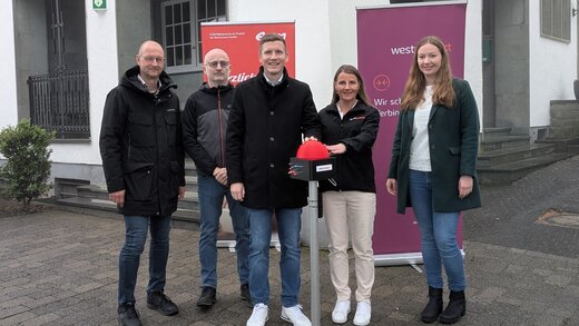 Auf dem Foto sind fünf Personen zu sehen, darunter Dirk Risse (Wirtschaftsförderung), Christian Röttger (Projektleitung Westnetz), Max Spinnrath (Bürgermeister), Sandra Etterichretz (Managerin Regionale Kooperation Westconnect) und Kirsten Renate Hackmann (Projektentwicklung Westconnect).