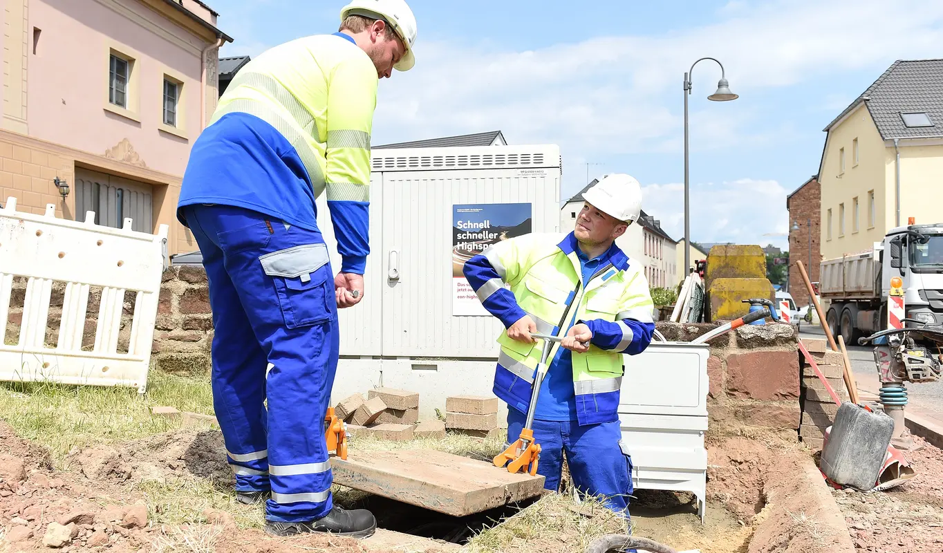 Mitarbeiter öffnen einen Schacht.