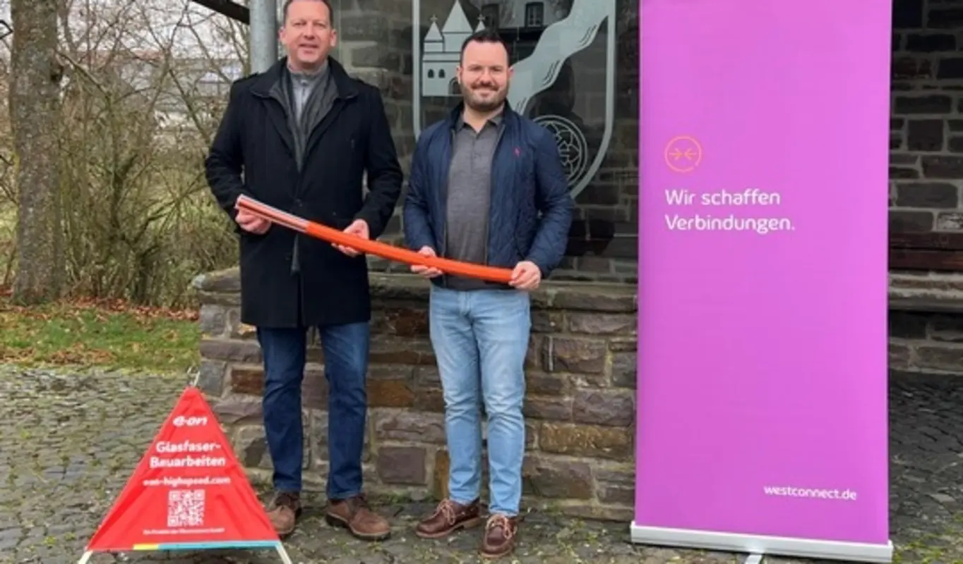 Auf dem Foto sind Thorsten Krämer, Ortsbürgermeister Bodenbach und Philipp Klein, Manager für regionale Kooperationen bei Westconnect zu sehen.