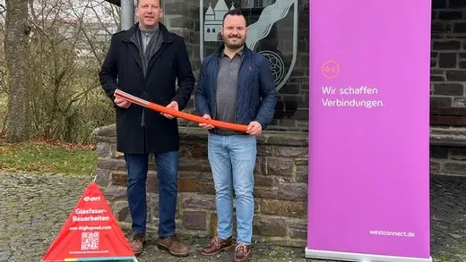 Auf dem Foto sind Thorsten Krämer, Ortsbürgermeister Bodenbach und Philipp Klein, Manager für regionale Kooperationen bei Westconnect zu sehen.