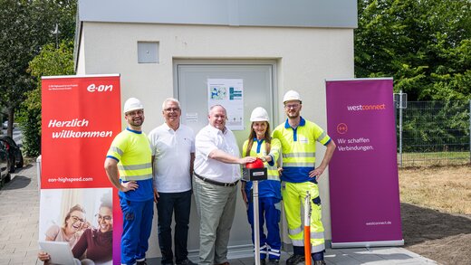 Auf dem Foto sind fünf Personen zu sehen, darunter Peter Sosna (Rollout-Manager bei Westconnect), Martin Lutz (Gigabitkoordinator der Landeshauptstadt Düsseldorf), Olaf Wagner (Beigeordneter für Personal, Organisation, Digitalisierung und Bürgerservice der Landeshauptstadt Düsseldorf), Sandra Etterichretz (Managerin für Regionale Kooperationen bei Westconnect) und Christopher Ifang (Projektentwicklung der Westconnect).