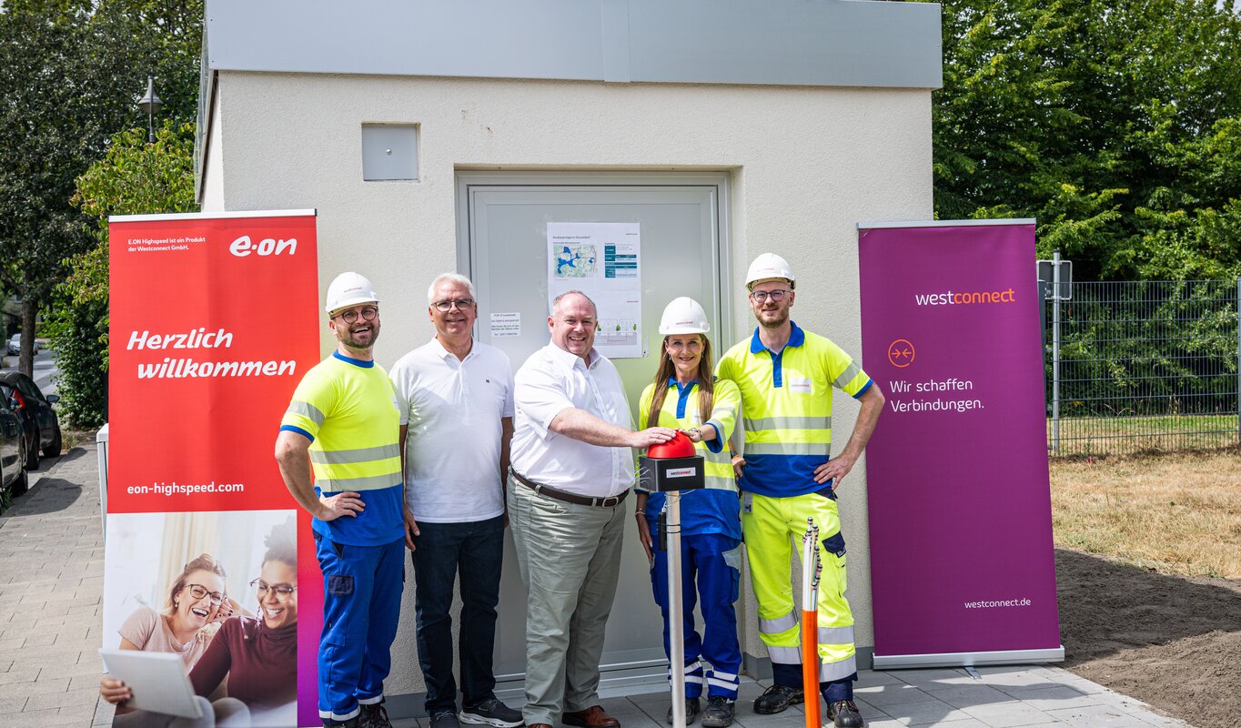 Auf dem Foto sind fünf Personen zu sehen, darunter Peter Sosna (Rollout-Manager bei Westconnect), Martin Lutz (Gigabitkoordinator der Landeshauptstadt Düsseldorf), Olaf Wagner (Beigeordneter für Personal, Organisation, Digitalisierung und Bürgerservice der Landeshauptstadt Düsseldorf), Sandra Etterichretz (Managerin für Regionale Kooperationen bei Westconnect) und Christopher Ifang (Projektentwicklung der Westconnect).