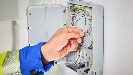 Hände am Hausanschluss