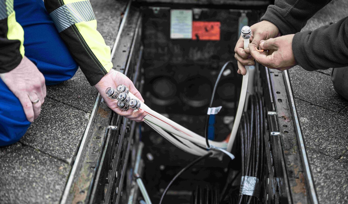 Hier werden Endkappen auf die Rohre gesteckt, die in dem Schacht enden.