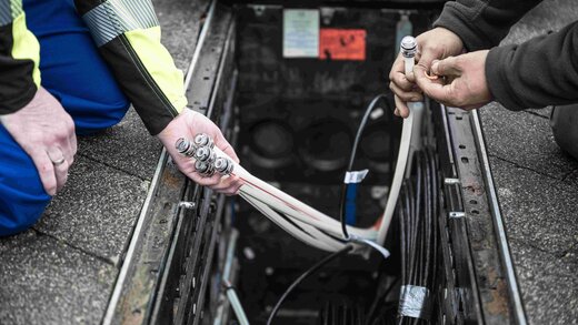 Hier werden Endkappen auf die Rohre gesteckt, die in dem Schacht enden.