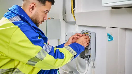 Mitarbeiter arbeitet am Hausanschluss.