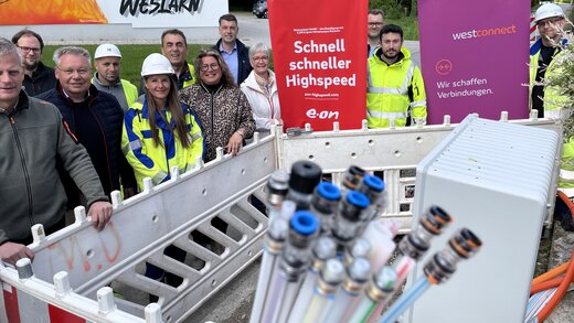 Auf dem Foto sieht man Vertreter und Vertreterinnen der Gemeinde Bad Sassendorf, der Westconnect und der Westnetz.