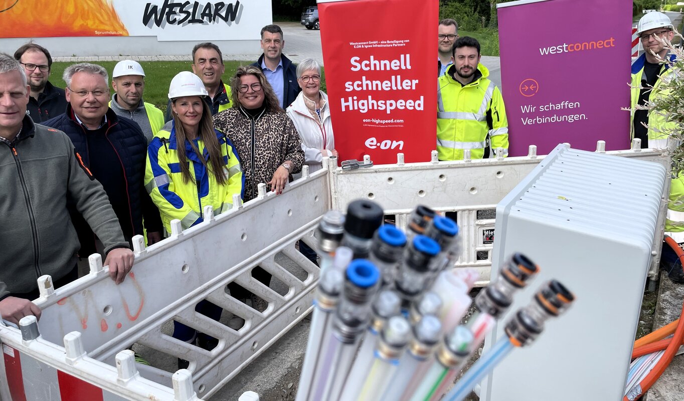 Auf dem Foto sieht man Vertreter und Vertreterinnen der Gemeinde Bad Sassendorf, der Westconnect und der Westnetz.