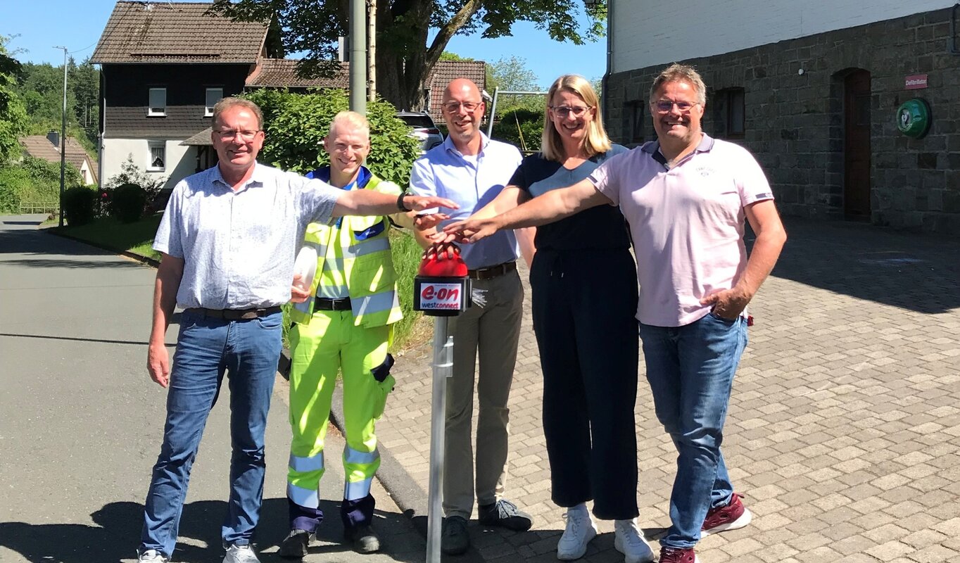 Auf dem Foto sind fünf Personen zusehen, darunter Achim Loos (Kommunales Partnermanagement Westenergie), Dominik Will (Bauleiter Westnetz), Heiko Grebe (Leiter Regionalmanagement Westconnect), Nicole Reschke (Bürgermeisterin Freudenberg) und Markus Blusch (Ortsvorsteher Mausbach).